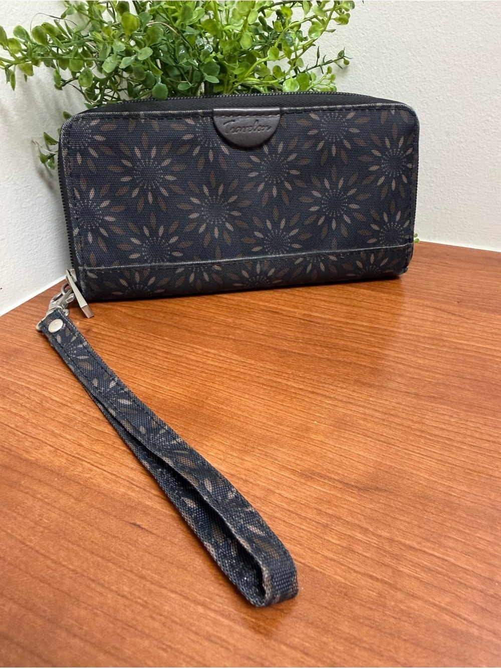 Travelon Chocolate Brown Sunburst Print RFID Zip Around  Clutch Wallet 7”x 5”